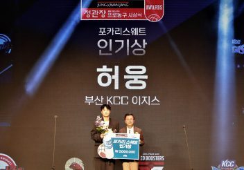 동아오츠카, KCC 허웅 선수에게 ‘포카리스웨트 인기상' 수여